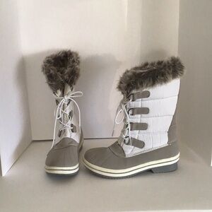 💥💥 UNKNOWN DESIGNER💥💥.  Women's Fur-Lined Winter Boots - Gray and White